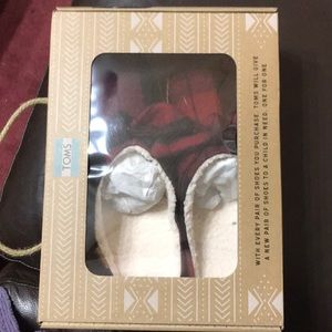 BNWT TOMS PLAID SLIPPERS